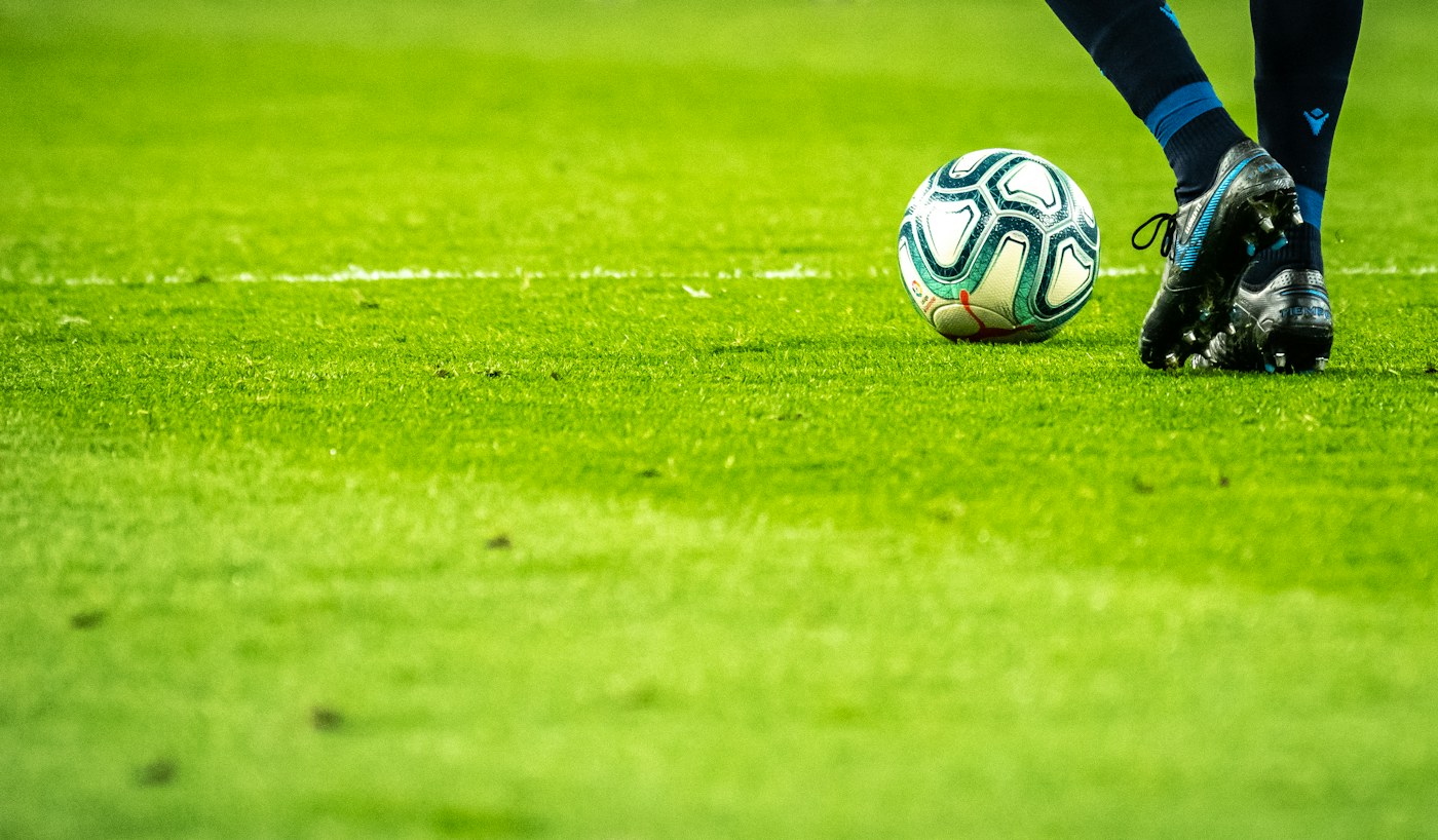 Çim üzerinde futbol topu; iki kayıt defterinin karşılaştırma metaforu.